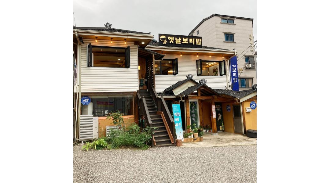 옛날보리밥 동진주점 : 하대동 옛날보리밥 동진주점 오후 홀서빙 직원... 진주시 / 옛날보리밥 동진주점 / 하대동 옛날보리밥 동진주점 오후... 